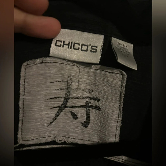 Chico’s‎ size 3 silk/linen blend black top with shell buttons. - Picture 4 of 4